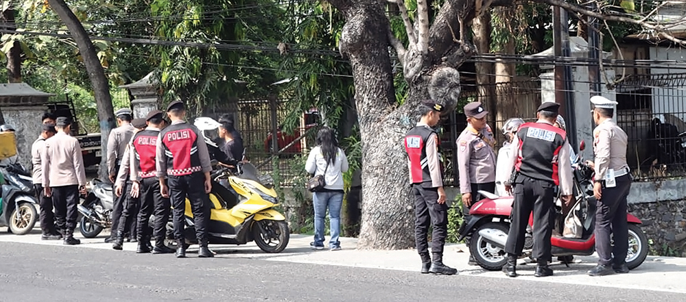 PENYEKATAN: Petugas Polres Nganjuk merazia pengendara motor menjelang IKSPI Kera Sakti sah-sahan.