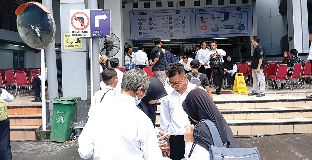 PERJUANGAN: Tenaga honorer saat tes PPPK tahap 2 di Surabaya. Mereka yang mendapat status R4 waswas karena belum diangkat.