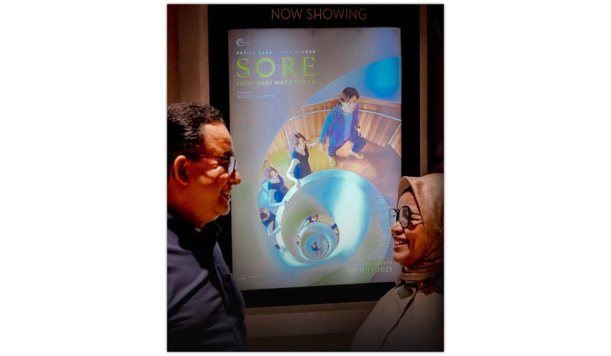 Foto: Anies Baswedan dan Istrinya Fery Farhati berfoto di depan poster film SORE: Istri dari Masa Depan. (Source: Akun X @aniesbaswedan)