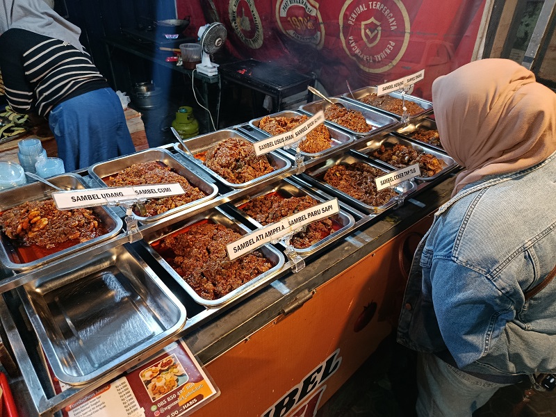 Di Sego Sambel Mbok Darti pembeli bisa melihat langsung pilihan sambel atupun oseng