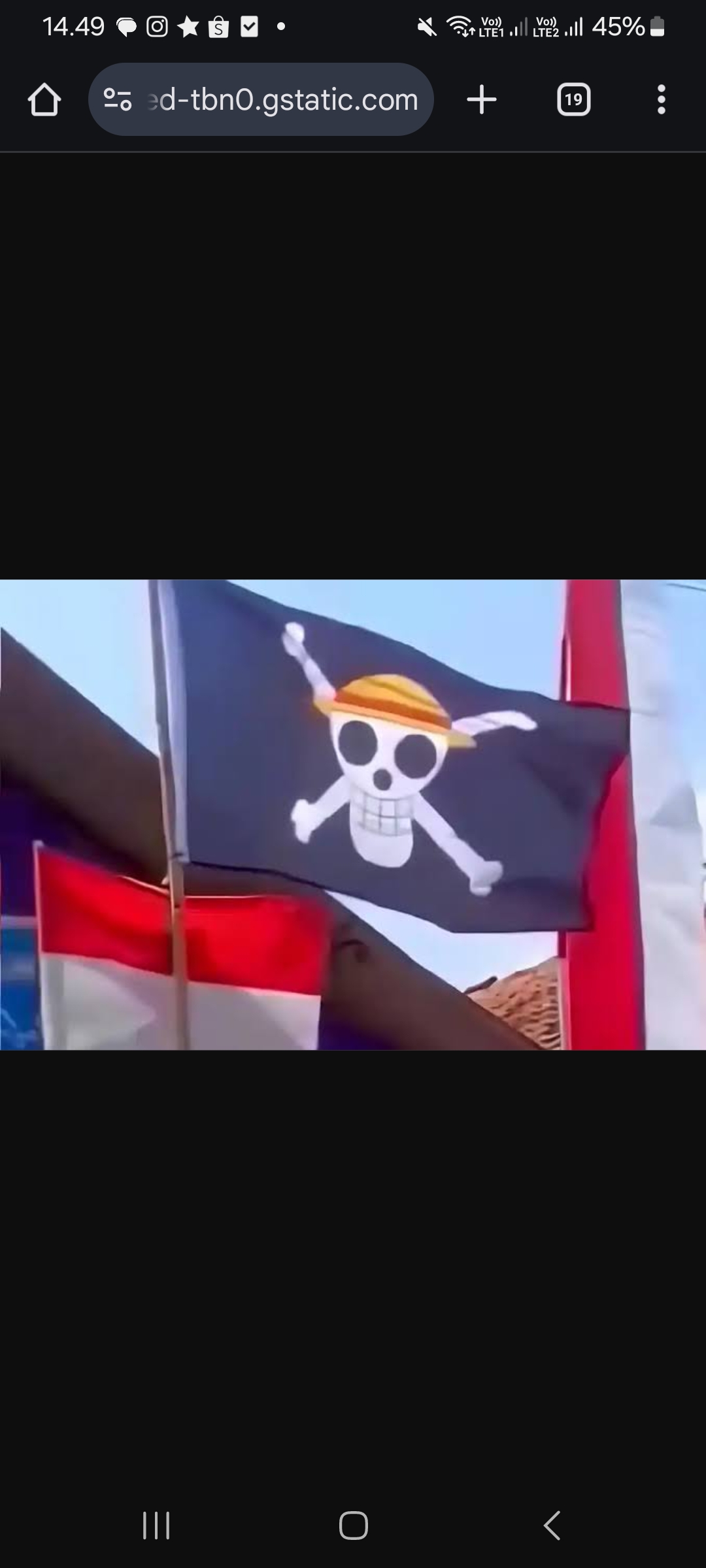 Bendera bajak laut one piece berkibar