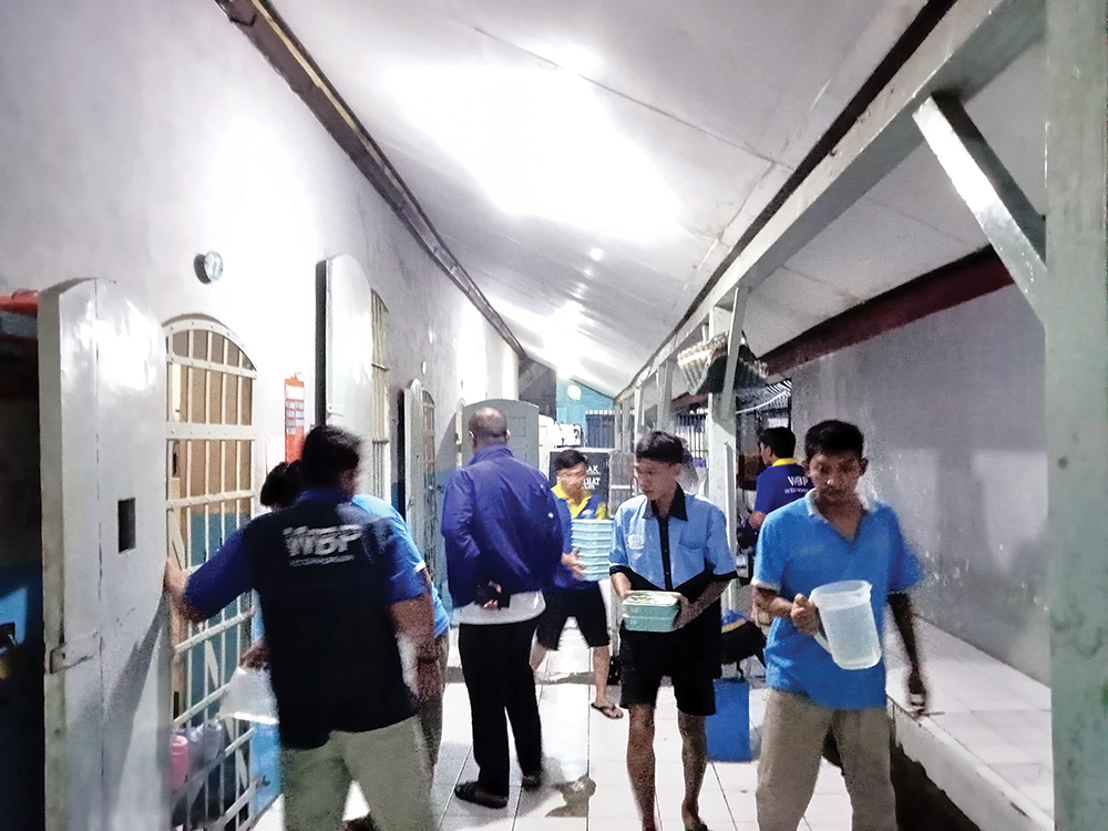 MENUNGGU REMISI: Warga binaan Rutan Kelas IIB Nganjuk saat mengambil makanan. Sutrisno tak dapat remisi.