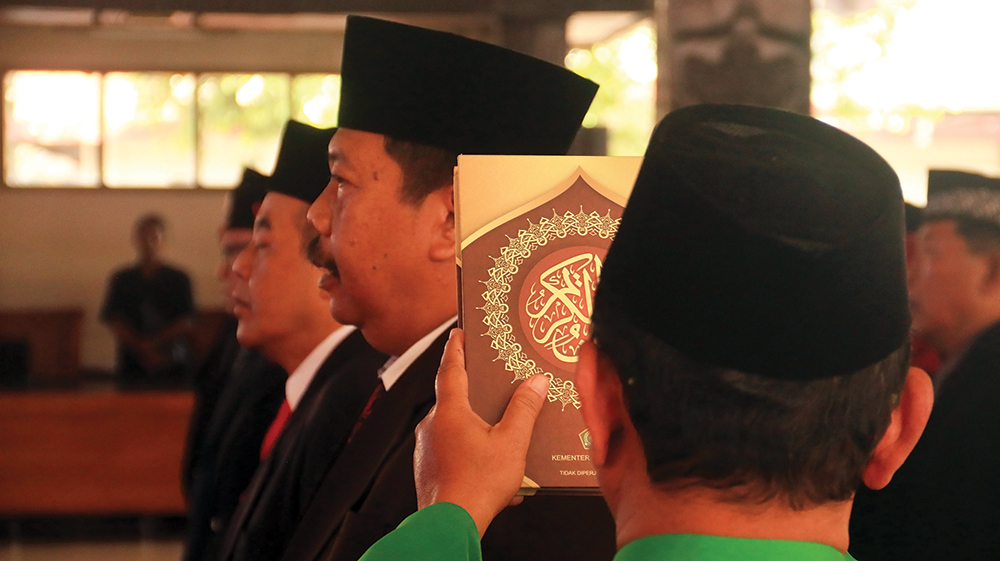 SUMPAH JABATAN: Sopingi dimutasi dari kepala dinas pendidikan menjadi Kepala Dinas Pemberdayaan Masyarakat dan Desa Kabupaten Nganjuk kemarin. Ada 21 pejabat eselon II yang dimutasi.
