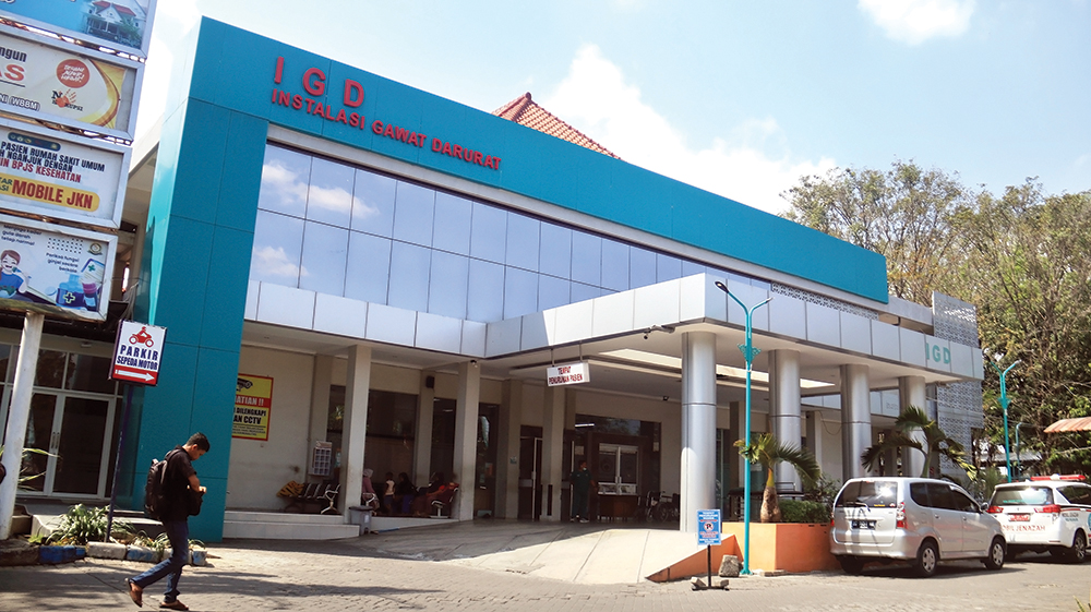 BUTUH TAMBAHAN LAHAN: Kendaraan parkir di depan IGD RSUD Nganjuk kemarin. RSUD Nganjuk menyiapkan tiga opsi untuk membangun gedung baru agar pelayanan kesehatan pada masyarakat maksimal.