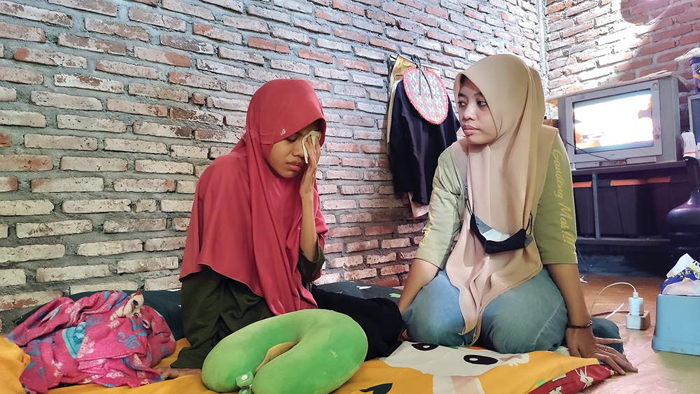 SAYANG ADIK: Binti Mukaromah (kanan) bersama Fatimah, adiknya.
