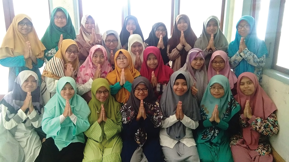 Fatimah saat bersama teman-temannya di salah satu pondok pesantren di Sukabumi, Jawa Barat.