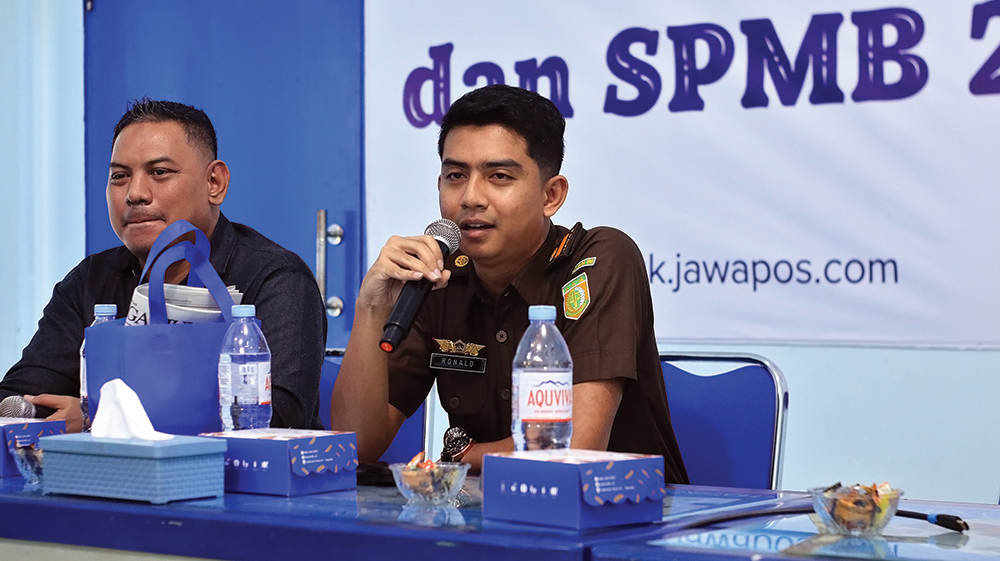 JAKSA MASUK SEKOLAH: Kasubsi Pra Penuntutan Pidana Umum Kejari Nganjuk M. Ronald Pamungkas menjelaskan program Jamasan SAE untuk mencegah siswa kecanduan sleep call.