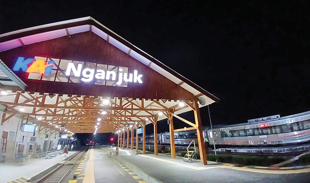 SEPI: Stasiun Kereta Api Nganjuk terlihat lengang tadi malam. Kereta Api Malabar jurusan Malang-Bandung batal berangkat karena Kereta Api Argo Bromo Anggrek anjlok di Kabupaten Subang,