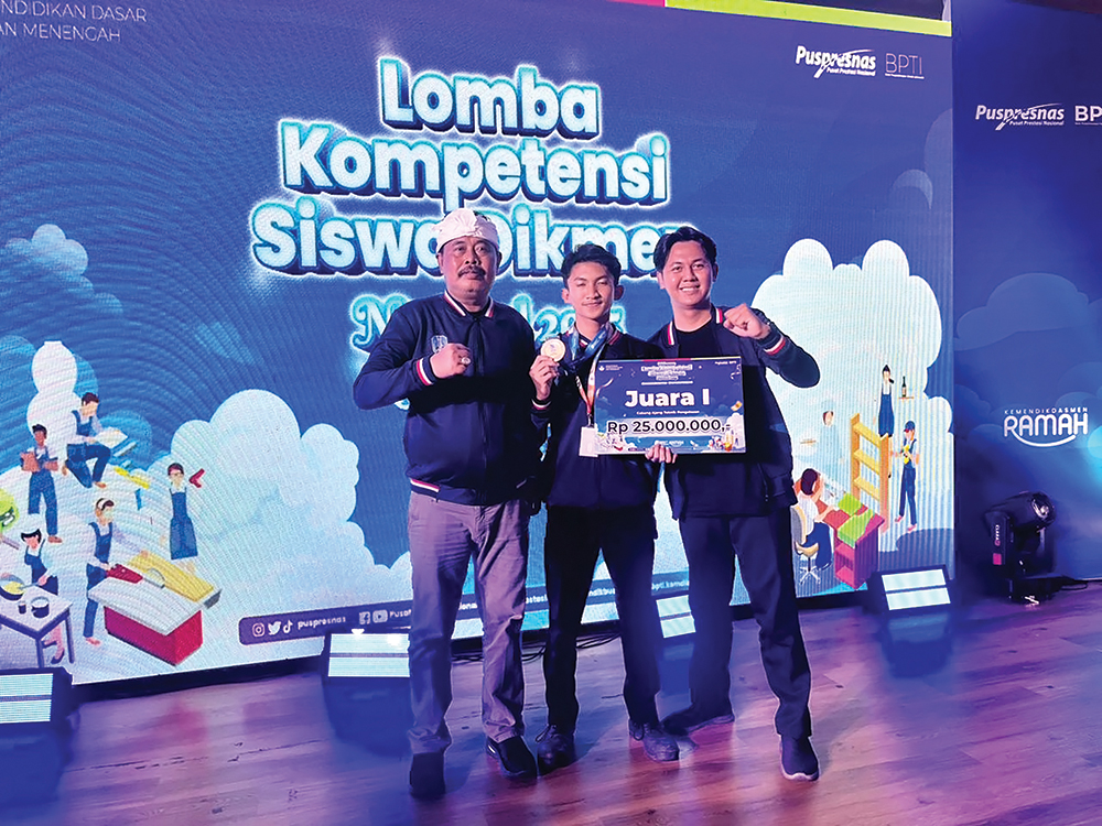 BANGGA: Kacabdindik Jatim Wilayah Kediri Adi Prayitno foto bersama siswa SMK yang menjadi juara 1 Lomba Kompetensi Siswa (LKS) Dikmen Tingkat Nasional Tahun 2025.