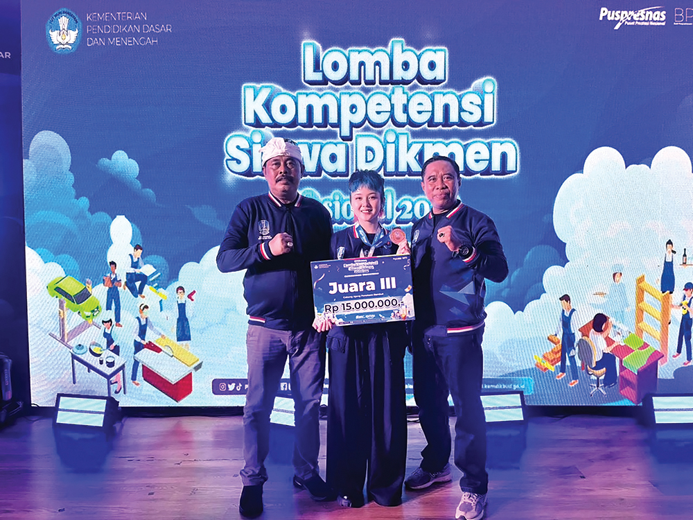 SEMANGAT: Kacabdindik Adi Prayitno foto bersama Nabila Nasywa yang jadi juara 3.
