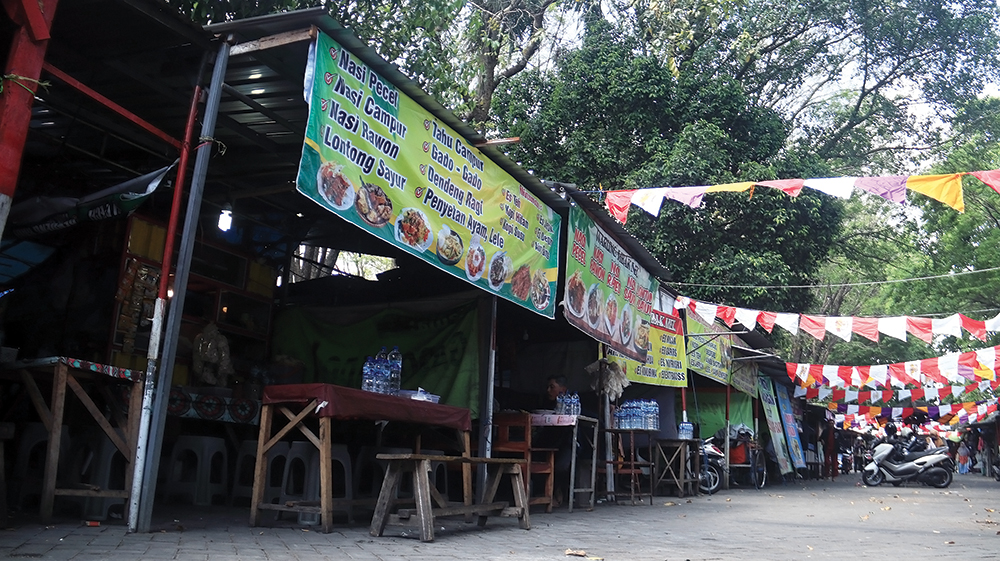 BUTUH PENATAAN: Pedagang kaki lima (PKL) memenuhi area Gedung Juang 45 Nganjuk. Mereka akan direlokasi di food court jika Gedung Juang menjadi bangunan RSUD Nganjuk.