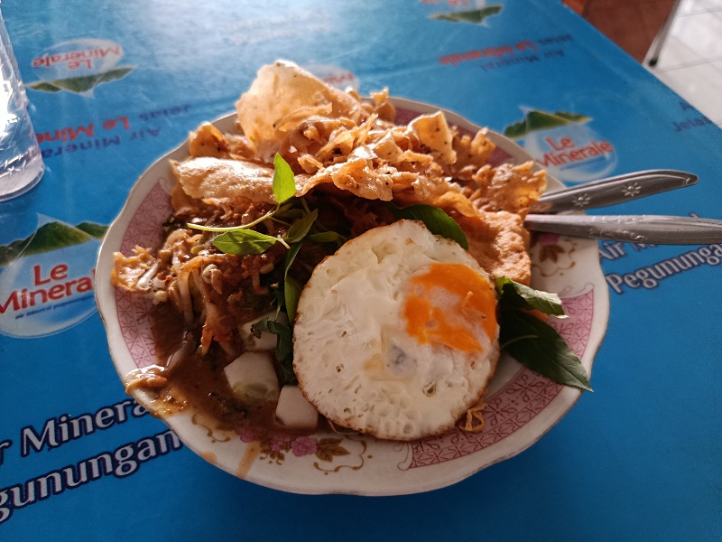 Dengan harga Rp 14 ribu sudah bisa menikmati nasi pecel tumpang di Jalan Panglima Polim, Kota Kediri