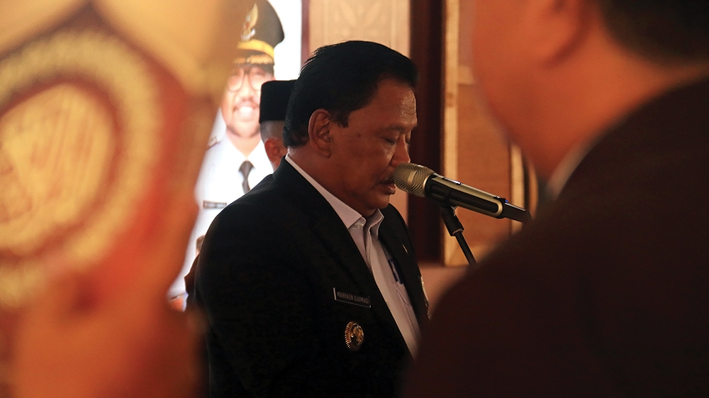 PELANTIKAN: Bupati Marhaen Djumadi saat melantik 21 eselon II. Empat OPD diisi empat pelaksana tugas (Plt).