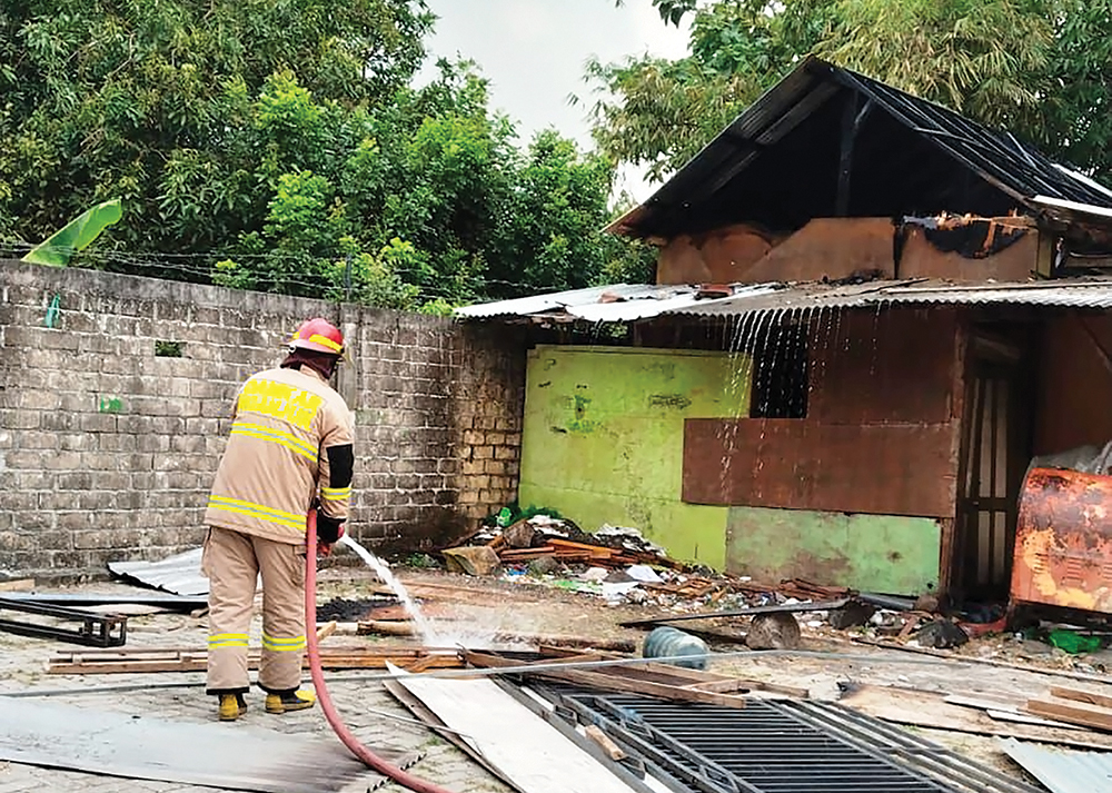 TERBAKAR: Petugas Damkarmat Nganjuk memadamkan api yang melalap gudang SD An-Nadlah di Desa Gondang Kulon, Gondang.