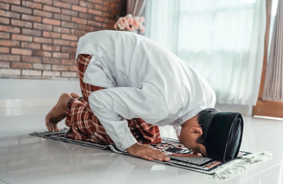 Shalat memakai sarung sebagai penutup aurat