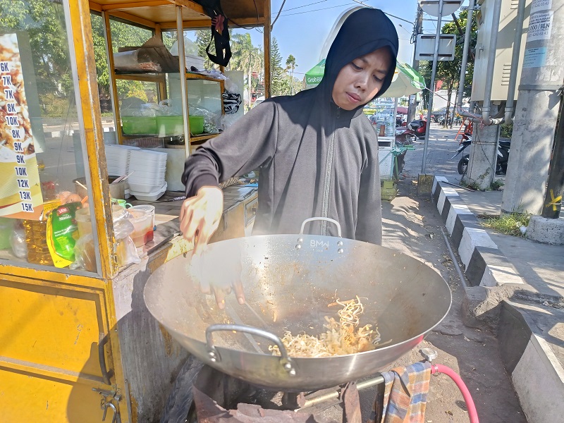 Lumpia basah baru dibuat ketika ada orderan. Sehingga terjangkau kesegarannya