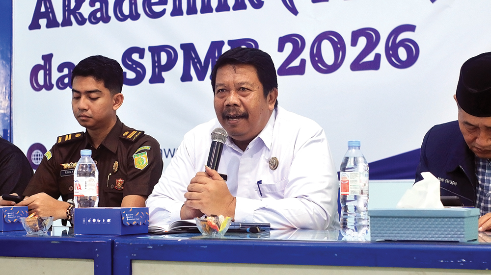 PUNYA LEGACY: Mantan Kadisdik Sopingi memberi solusi saat FGD di JP Radar Nganjuk.