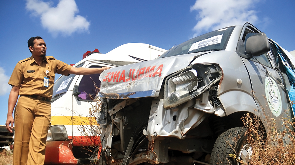 TAK ADA PEMINAT: Pegawai BPKAD menunjukkan ambulans yang dilelang Rp 9,3 juta. Sayang hingga hari terakhir pendaftaran lelang secara online, ambulans yang rusak parah tersebut tidak ad