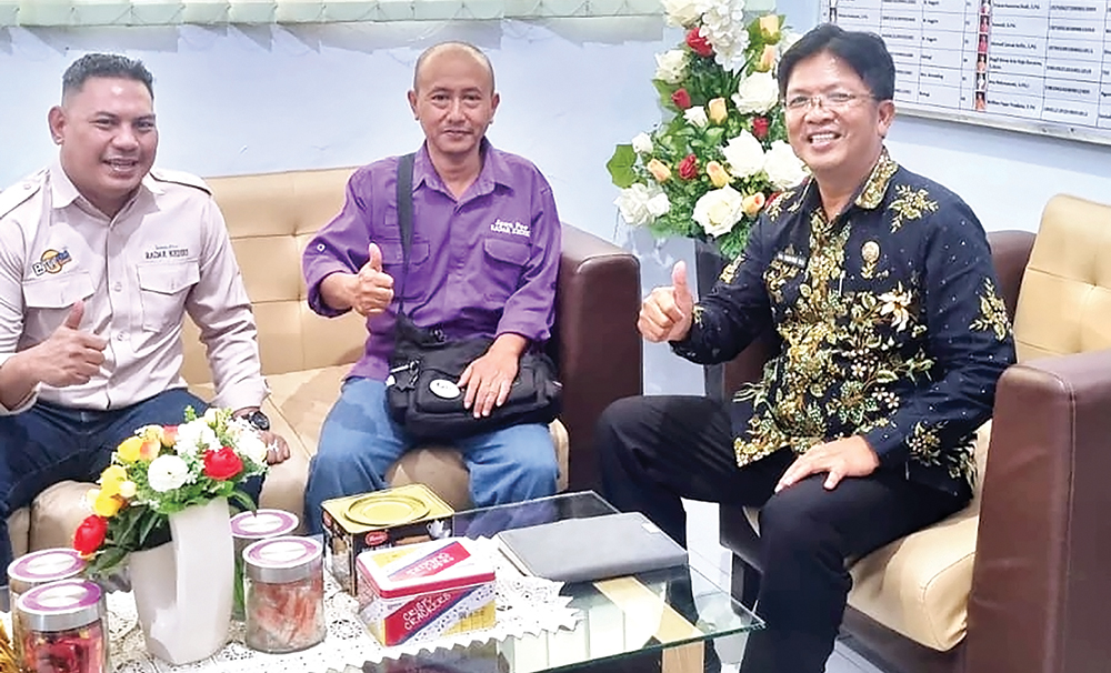 TRY OUT TKA: Kepala SMAN 1 Nganjuk Sugiyono (kanan) bersama Ketua Panitia KKA JP Radar Kediri Endro Purwito dan Manajer JP Radar Nganjuk Rully Prasetyo. Smasa akan mendaftar kolektif K