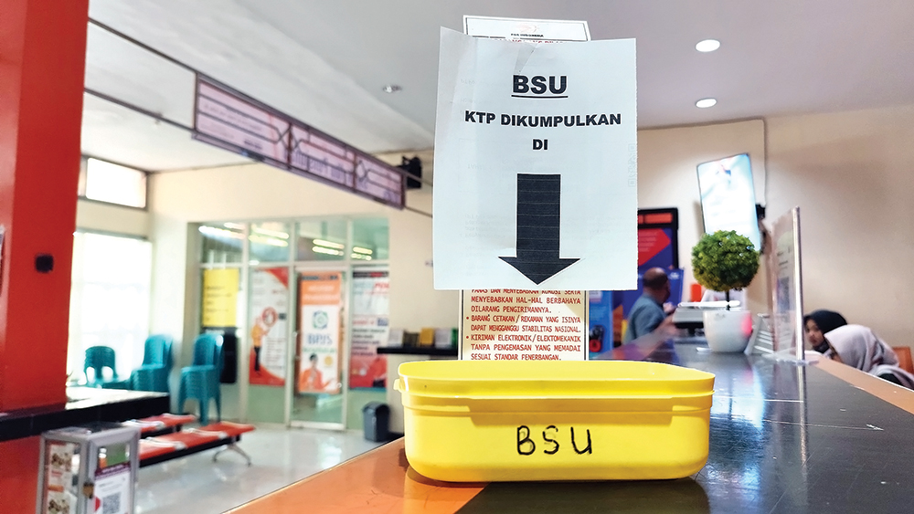 PERPANJANG LAGI: Kantor Pos Nganjuk masih melayani pencairan BSU setelah pemerintah memperpanjang waktu pencairan kemarin.