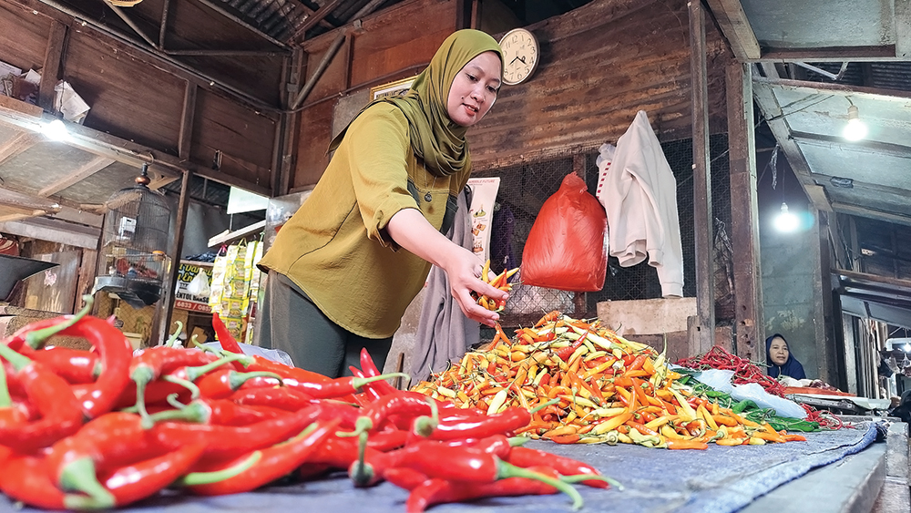 HARGA TURUN: Pedagang cabai di Pasar Wage Nganjuk melayani pembeli. Harga cabai rawita anjlok menjadi Rp 38 ribu per kilogram.