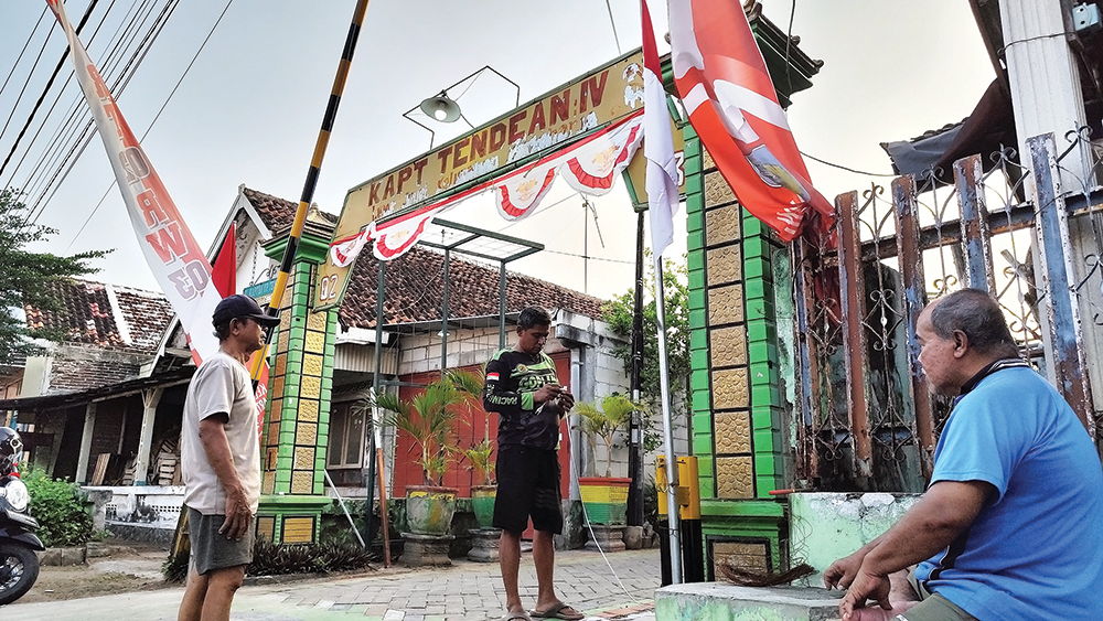 PERCANTIK LINGKUNGAN: Warga Kelurahan Kartoharjo, Kecamatan Nganjuk memasang lampu hias di gapura lingkungan.