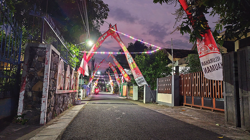 SEMANGAT AGUSTUSAN: Warga di Kelurahan Kauman, Nganjuk memasang lampu hias dan umbul-umbul menyambut HUT RI.