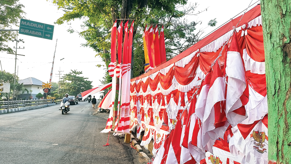 SEPI PEMINAT: Umbul-umbul dan bendera dijual di tepi jalan.