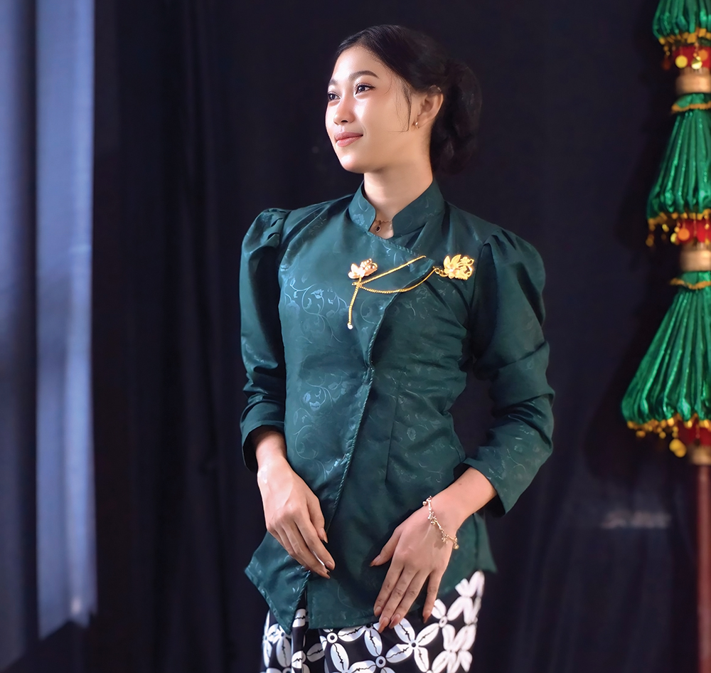 ANGGUN: Dewi menggeluti dunia modeling saat waktu luang.
