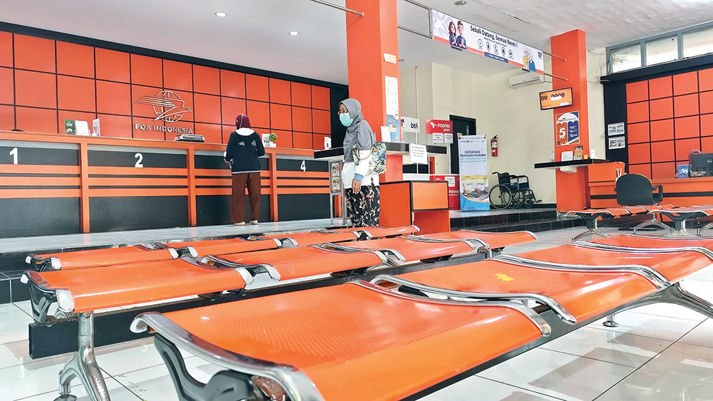 CAIR LAGI: Petugas Kantor Pos Nganjuk melayani masyarakat. Penerima BSU bertambah 56 orang.