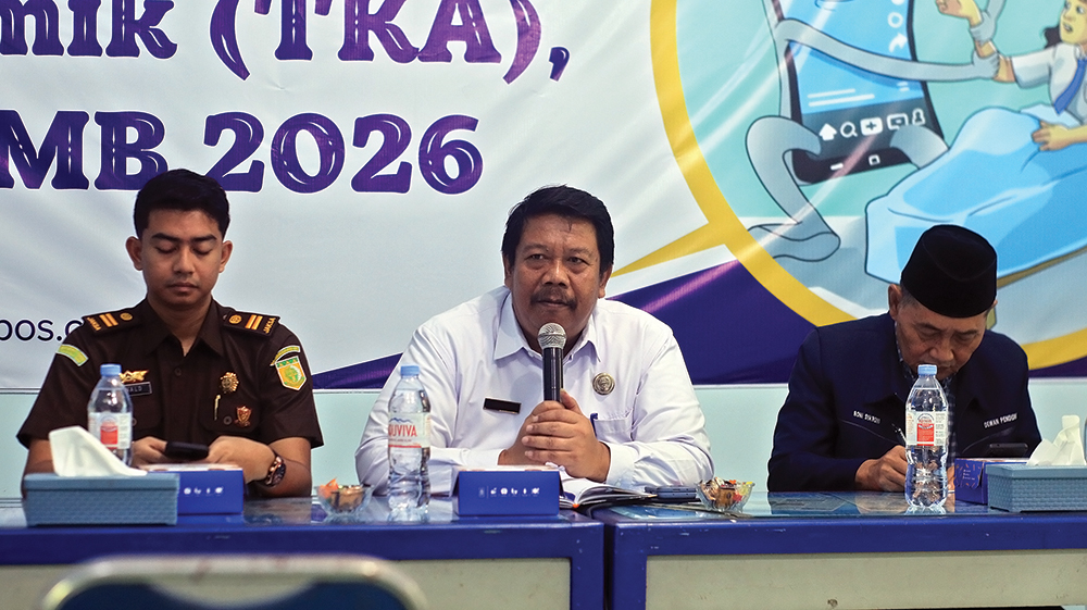 MANTAN KADISDIK: Kepala DPMD Sopingi (tengah) bertekad wujudkan Desa Mandiri di Nganjuk.