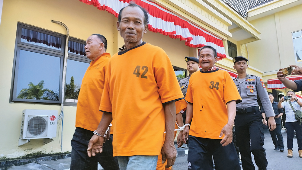 MASIH BISA TERSENYUM: Tersangka kasus perjudian digelandang petugas Polres Nganjuk saat press release kemarin. Sebanyak 31 tersangka tindak kejahatan ditangkap Satreskrim Polres N