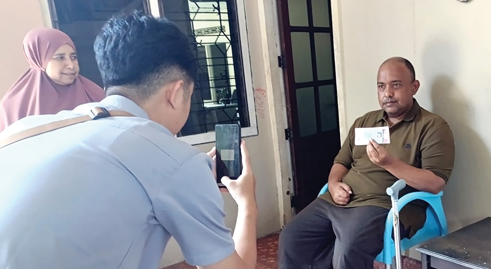 petugas Kantor Pos salur BSU ke warga