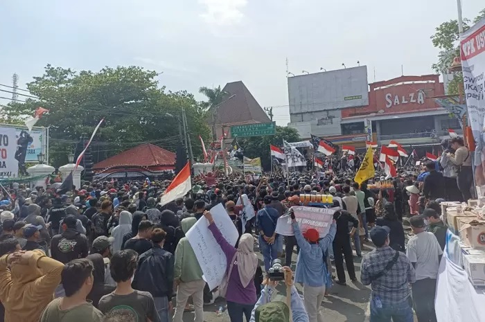 Kerumunan di depan Kantor Bupati menuntut agar Sudewo turun dari jabatannya meski batal naikkan PBB 250 persen.