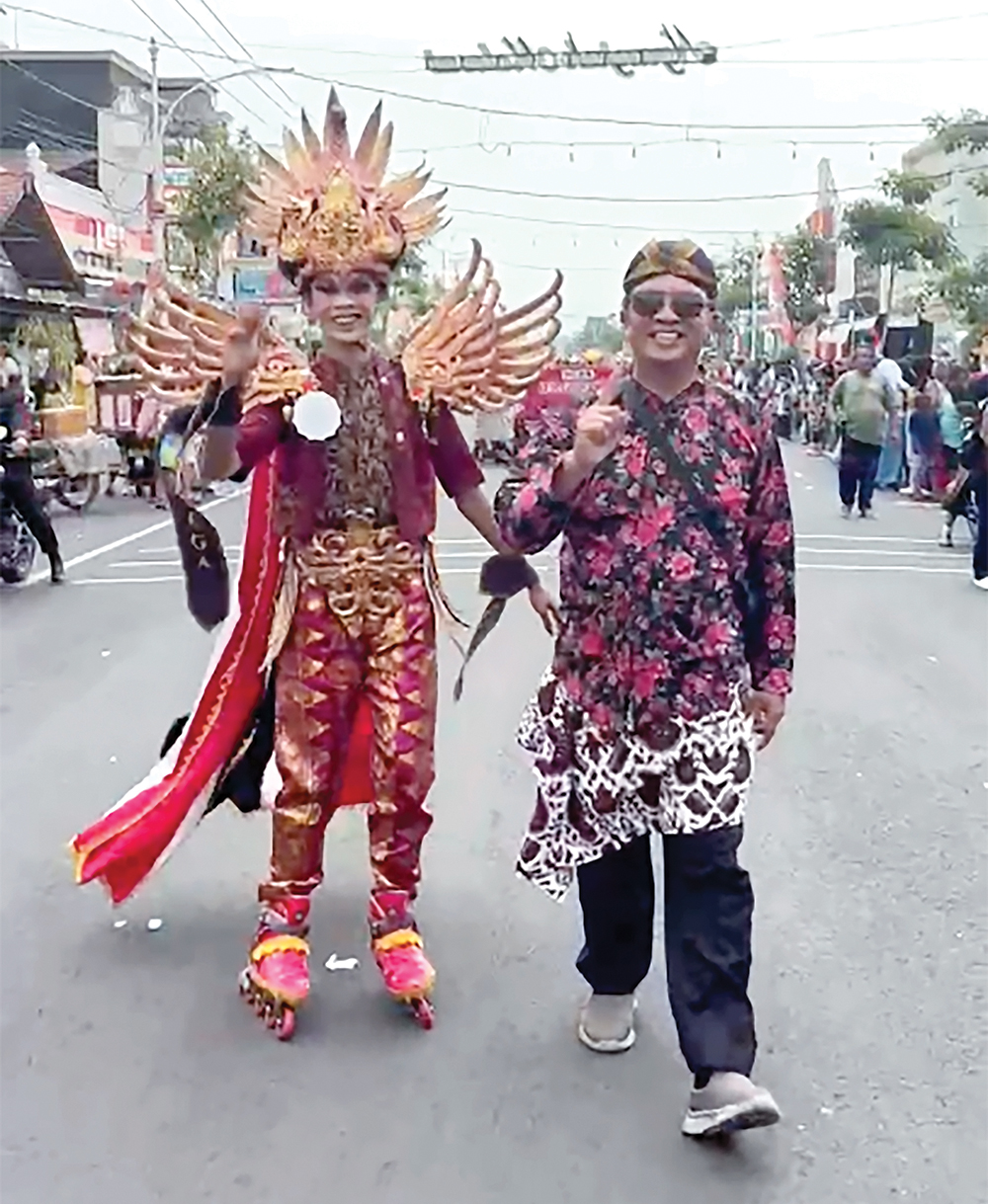 SPEKTAKULER: Kepala SMAN 1 Nganjuk Sugiyono memimpin barisan Smasa yang mengusung tema Mahabarata saat Pawai Budaya dan Pawai Pembangunan Kabupaten Nganjuk.
