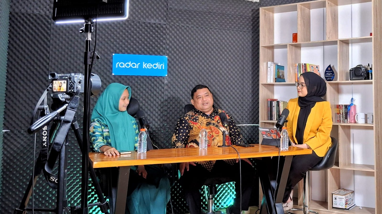 Achmad Duski dan Atha pada Podcast Student Talk di Radar Kediri
