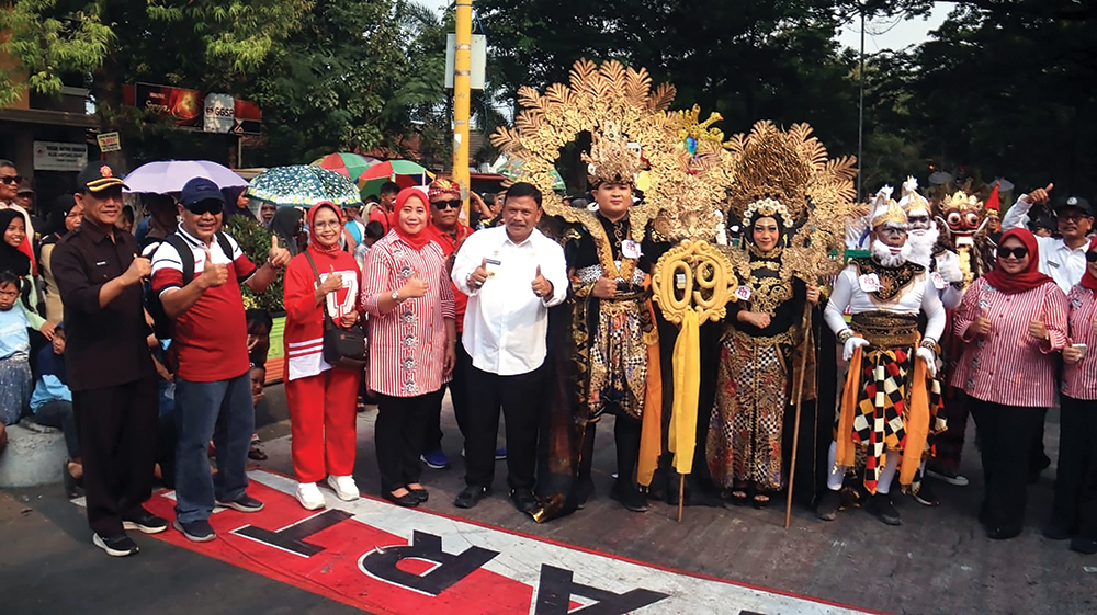 LUAR BIASA: Bupati Marhaen Djumadi memberi apresiasi pada KSPPS TAM Syariah.