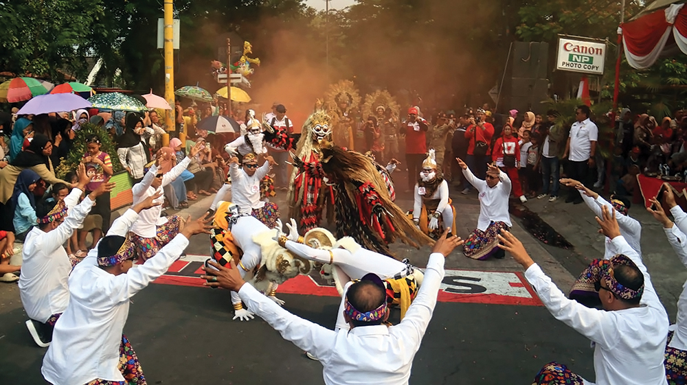 MEMUKAU: Penampilan Tari Kecak dari KSPPS TAM Syariah saat karnaval kemarin.