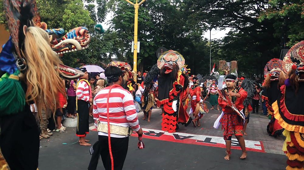 KESENIAN KHAS: Penampilan jaranan dari BPR Anjuk Ladang memukau ribuan penonton di karnaval kemarin.