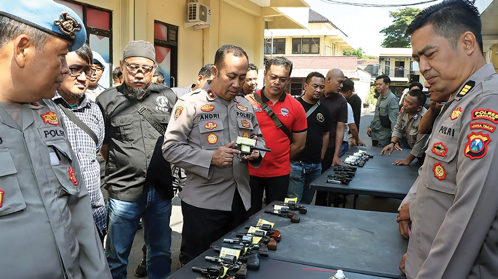 CEK SENPI: Wakapolres Nganjuk Kompol Andria Diana Putra mengecek senjata api yang dibawa anggota Polres Nganjuk.