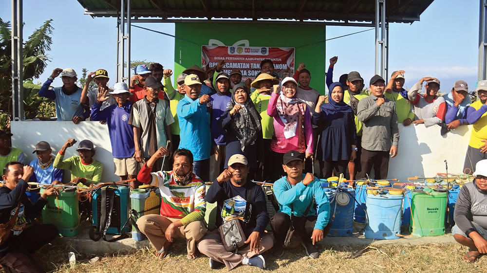 PANEN MAKSIMAL: Kepala Disperta Nganjuk Ida Shobihatin foto bersama petani.