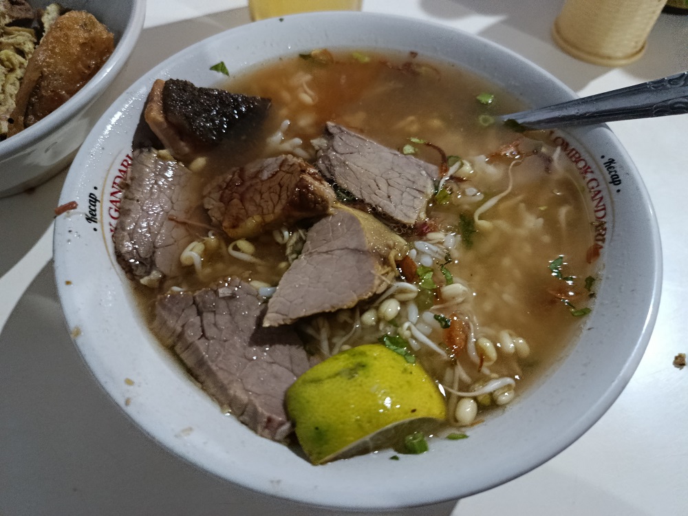 Soto dengan daging sapi yang tebal dan melimpah