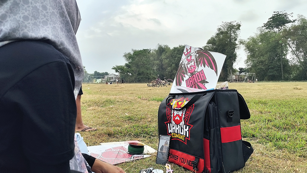 LARIS: Lita menjual layang-layang secara online di lapangan desa.