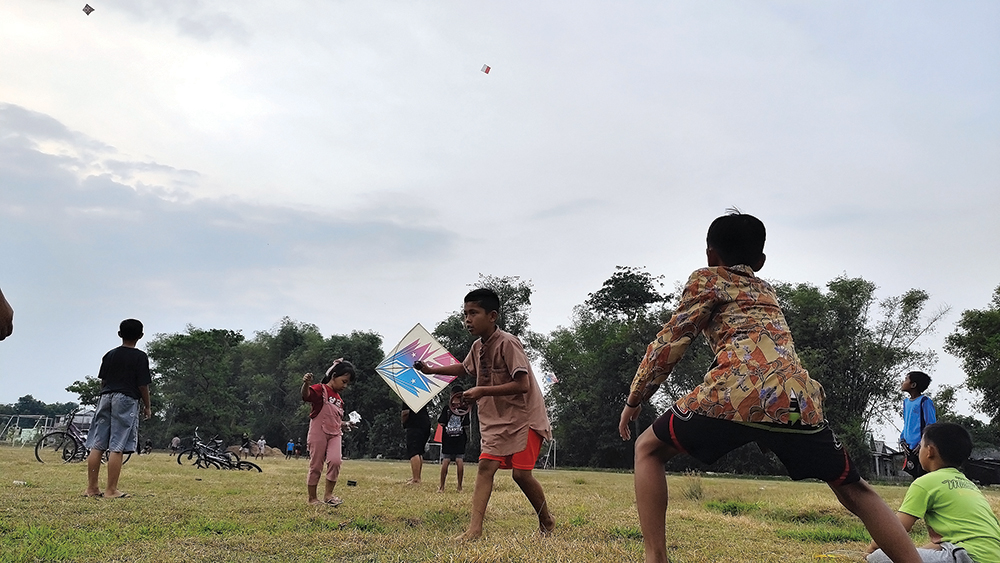 HIBURAN SORE HARI: Bermain layang-layang setiap sore hari menjadi rutinitas anak-anak di Kelurahan Kapas, Sukomoro setelah mengaji.