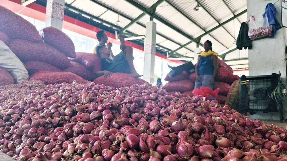 STOK MELIMPAH: Pedagang brambang di Pasar Baru Sukomoro sepi pembeli kemarin. Harga bawang merah anjlok hingga menyentuh Rp 24 ribu per kilogram karena panen raya.