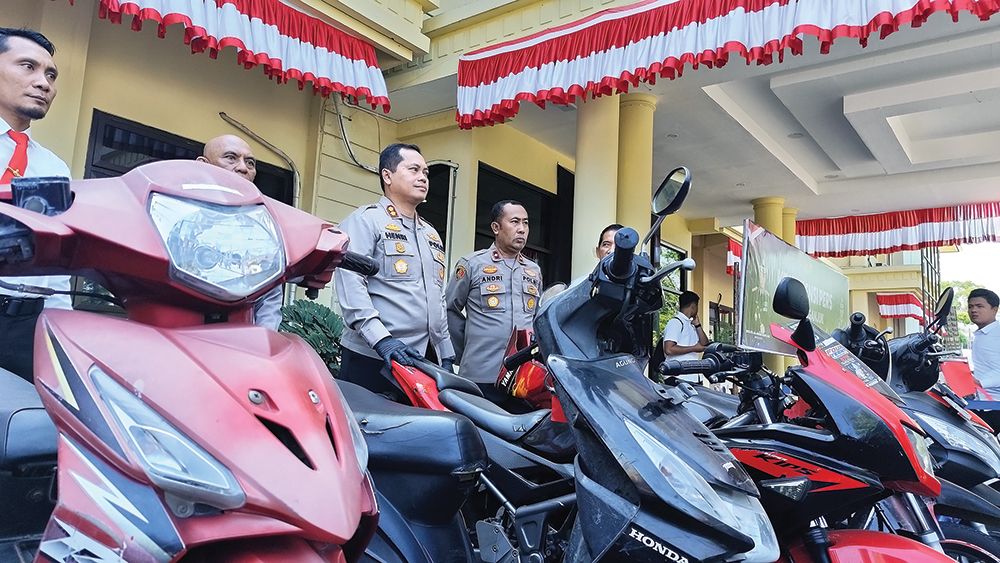 BARANG BUKTI: Kapolres Nganjuk AKBP Henri Noveri Santoso menunjukkan sepeda motor sitaan.