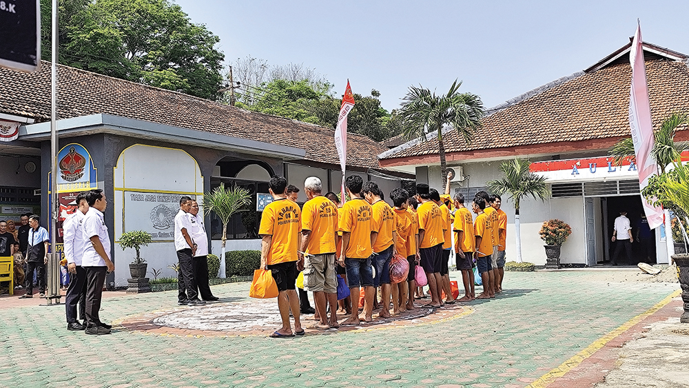 MENUNGGU REMISI: Warga binaan Rutan Kelas IIB Nganjuk mendapat pengarahan. Empat orang langsung bebas setelah mendapat remisi.