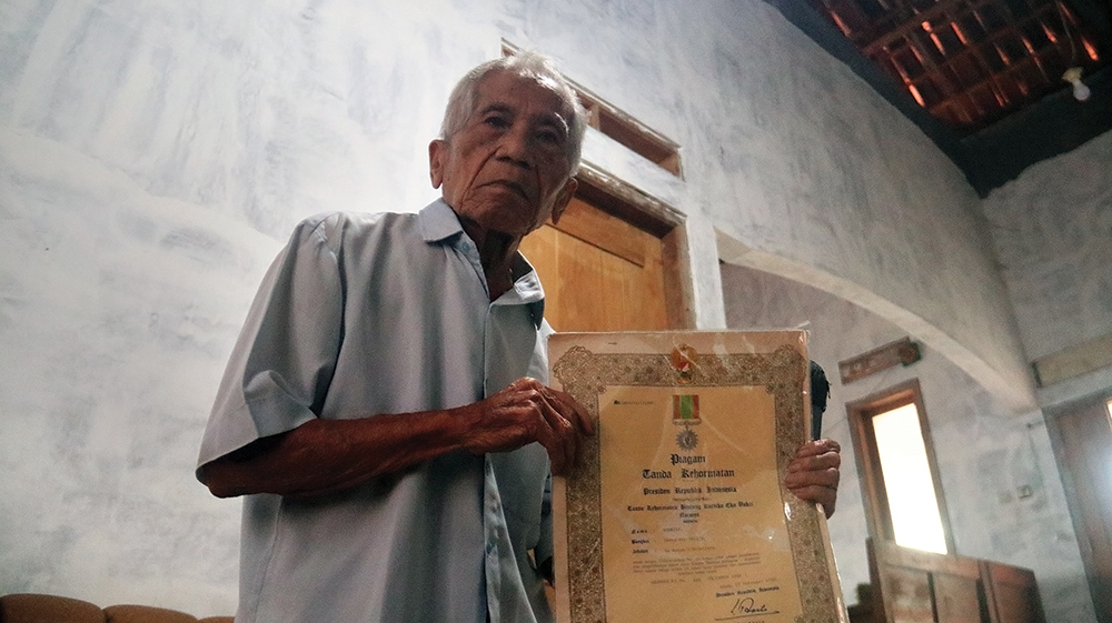 VETERAN TERTUA: Soewito menunjukkan piagam tanda kehormatan sebagai pejuang kemerdekaan Republik Indonesia.