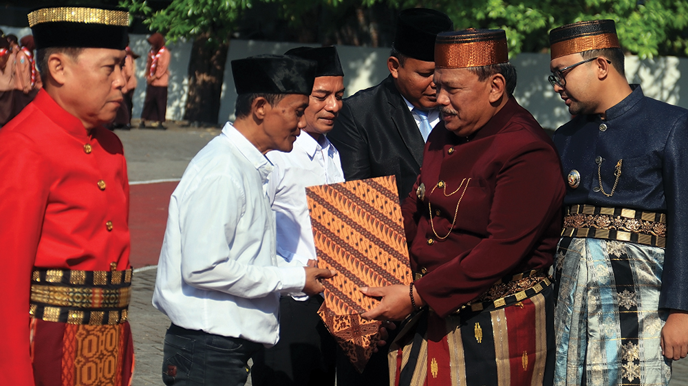 BERKAH KEMERDEKAAN: Bupati Marhaen Djumadi dan Wabup Trihandy Cahyo Saputro menyerahkan SK remisi pada Warga Binaan Pemasyarakatan (WBP) Rutan Nganjuk kemarin.