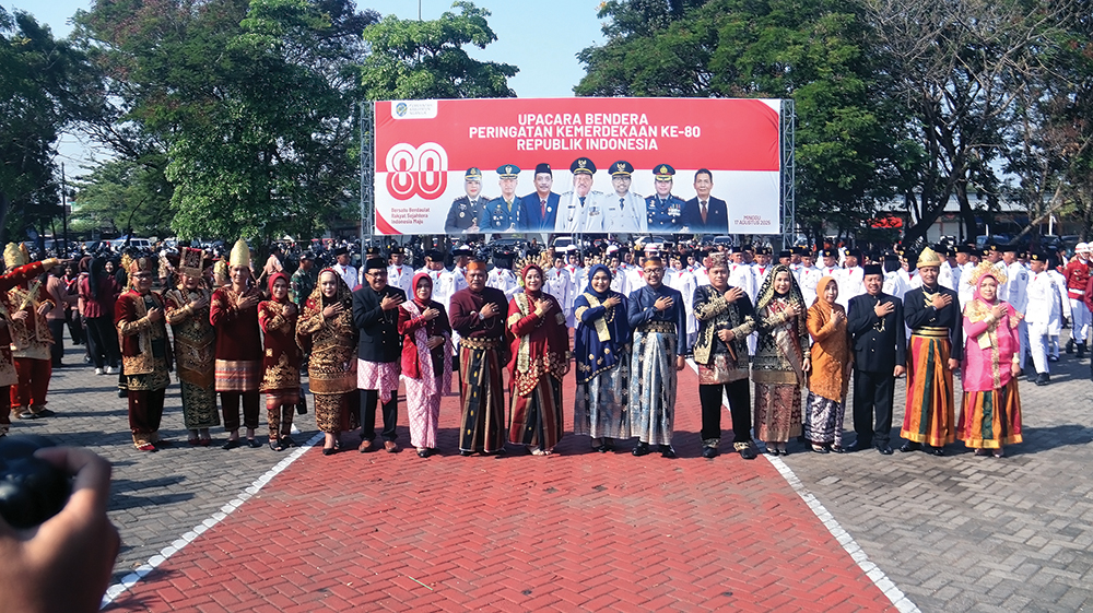 CINTAI KABUPATEN NGANJUK:  Bupati Marhaen Djumadi foto bersama peserta upacara HUT Kemerdekaan RI di GOR Bung Karno.